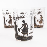 Komplet ręcznie malowanych szklanek ze sceną rodzajową.